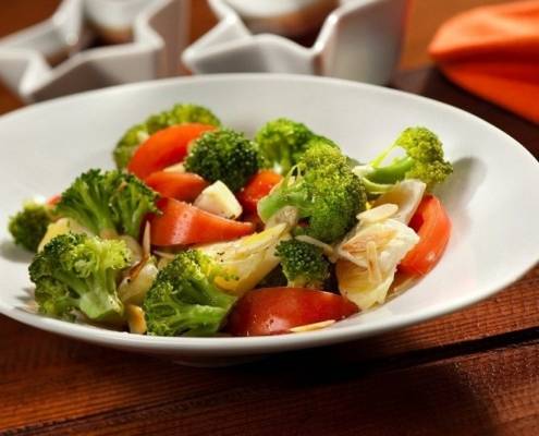 ensalada de brocoli y tomate comida saludable