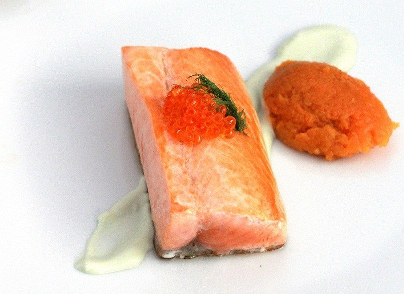 lingote de salmón con mayonesa de wasabil